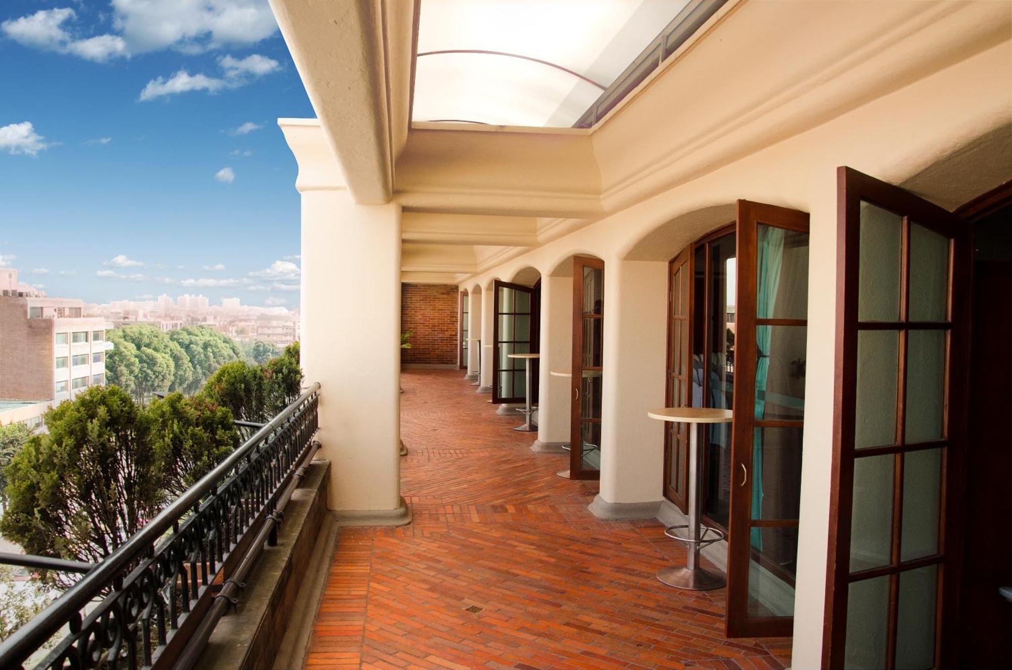 Hotel Dann Carlton Bogotá Exteriér fotografie The balcony of the hotel